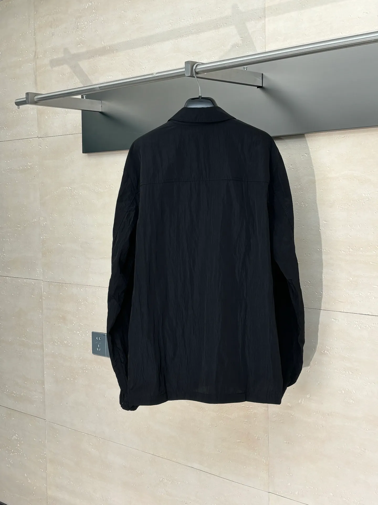 P490 Stone Lslan*/Stone Island Arm Sleeve Logo Jacket Jacket Made of woven nylon fiber, it is extremely lightweight, durable and wear-resistant. During the spinning process, the nylon fiber is steam-treated to obtain a texture comparable to organic fiber. Multiple work pockets are hand-sewn. A finished product is very time-consuming and labor-intensive. Just to pursue the most perfect texture. Classic logo square badge on the placket. Thickened quilting, windproof and warm. A full set of special buttons and hardware accessories. Original YKK zipper fabric is waterproof.  Size：S/M/L/XL